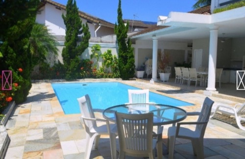 Jardim Acapulco House | HOUSE IN GARDEN ACAPULCO GUARUJA CONDO (POOL, BARBECUE, 4 SUITES)