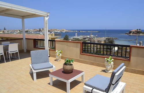 Marzamemi Apartment | house in the center of marzamemi facing the sea