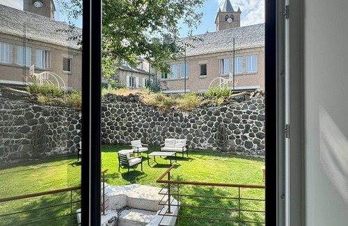Laguiole House | House in the shadow of the bell tower