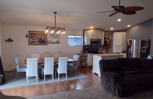 Shawano House | House Lakefront Beautiful Sleeps 12 AC, Wi Fi, 38 minutes to GB