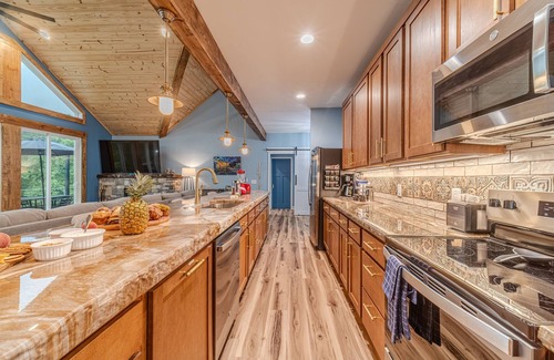 Helen House | House of Blues | Luxury Golf/Mountain Retreat | Hot Tub | Pool Table | Sauna
