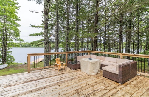 Kemptville House | House on lake w/Hot Tub & Sauna