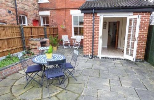 Derby House | House on the Green Spacious-Super location