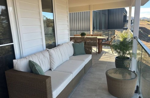 Wodonga House | House on the Hill - with VRBO