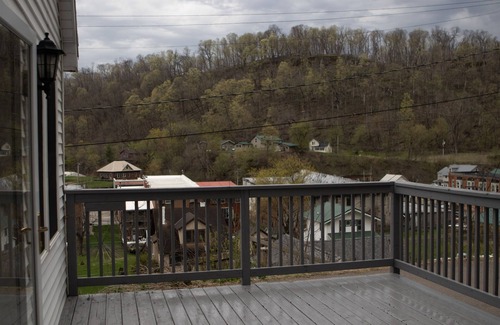McGregor House | House on the Hill within walking distance of shopping and marina!