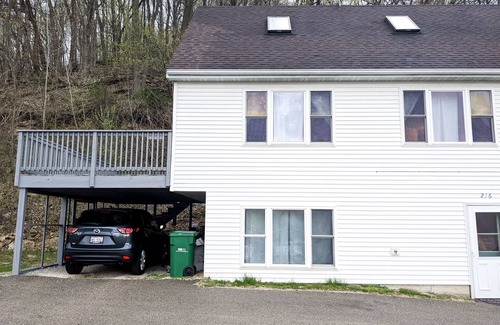 McGregor House | House on the Hill within walking distance of shopping and marina!