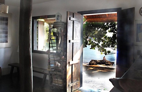 Picinguaba House | House on the waterfront, FACING THE SEA, up to 4 p.m., on the Caiçara beach of the North Coast