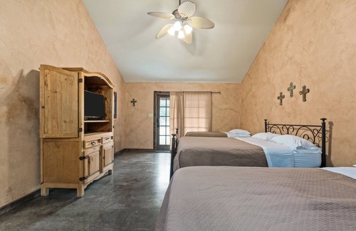 Sabinal House | House, pool & hot tub on nearly 10 acres off River Road in the heart of Concan