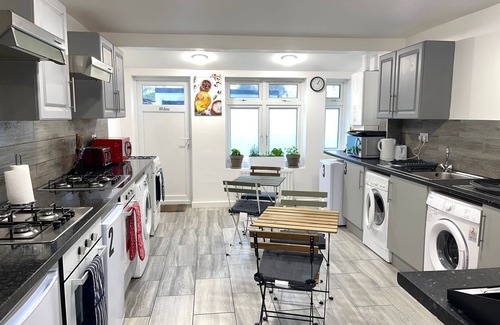 Havering Park House | House - Sleeps 10 - Garden - Parking