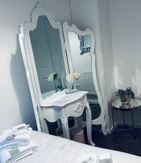Skelmersdale House | House - Sleeps 6 Hot-tub & Free Parking