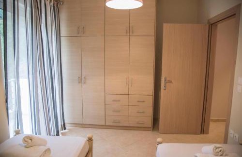 Loutsa Apartment | House Vraсhos-Loutsa