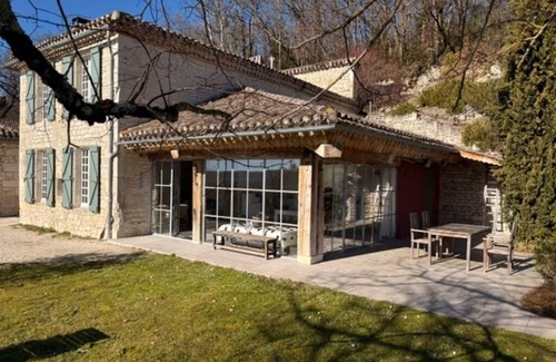 Montcuq House | House with panoramic view, spacious rooms, swimming pool and quiet for 4 people