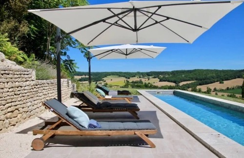 Montcuq House | House with panoramic view, spacious rooms, swimming pool and quiet for 4 people