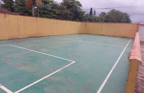 Ubatuba House | House with swimming pool, barbecue and court, located one block from the sea.