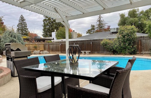 Raisin House | House with a pool next to River Park