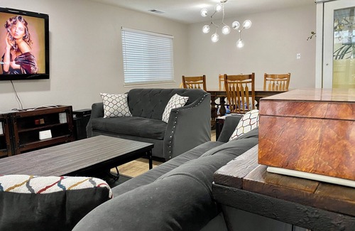 Raisin House | House with a pool next to River Park
