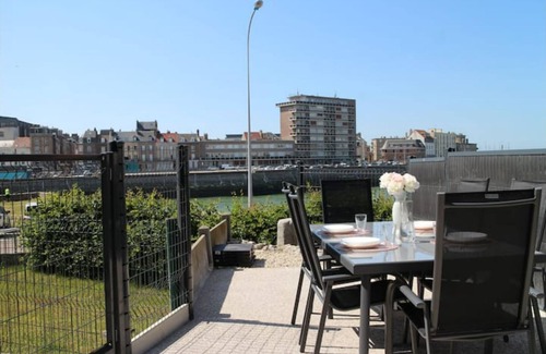 Dieppe House | House with sea view facing the marina