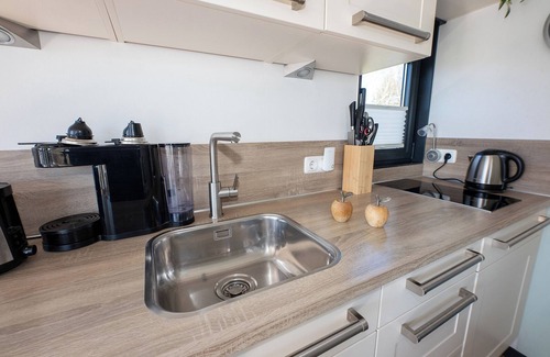 Bad Bederkesa House | Houseboat 1 See-Treff. Firmly anchored and with a panoramic view.