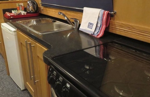 Sheffield Boat Rental | Houseboat Hotels