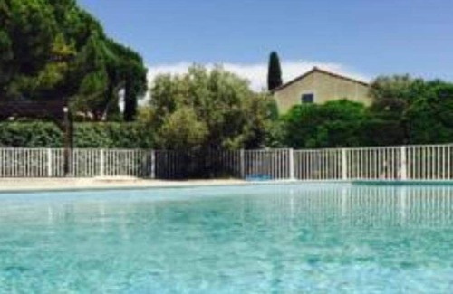 Merindol Condo | Housing in condominium with swimming pool