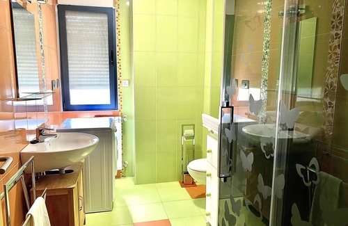 Leon Apartment | - Housingleon-center with two garage spaces