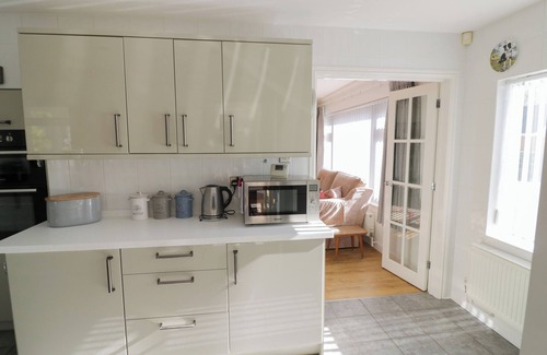 Pitchcombe Cottage | HOWARD COTTAGE, pet friendly, with a garden in Offenham