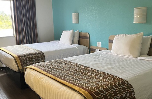 Clarksville Hotel | Howard Johnson by Wyndham Clarksville Tennessee