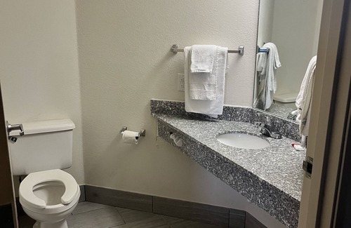 Clarksville Hotel | Howard Johnson by Wyndham Clarksville Tennessee