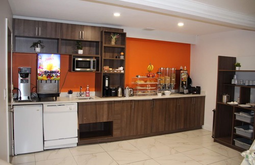 City Centre Hotel | Howard Johnson by Wyndham Downtown Kamloops