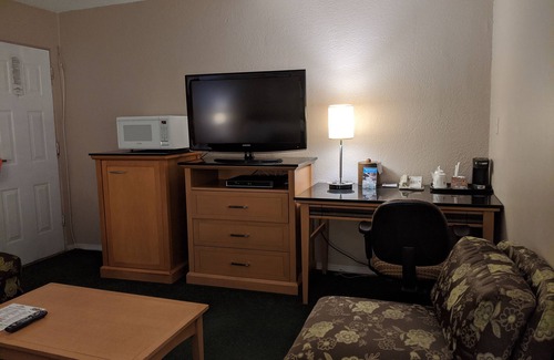 City Centre Hotel | Howard Johnson by Wyndham Downtown Kamloops