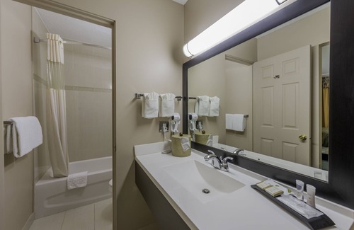 City Centre Hotel | Howard Johnson by Wyndham Downtown Kamloops