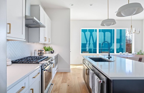 Rosewood House | Howdy House - Pool - Grill - Downtown Views - Walkable Coffee Shops