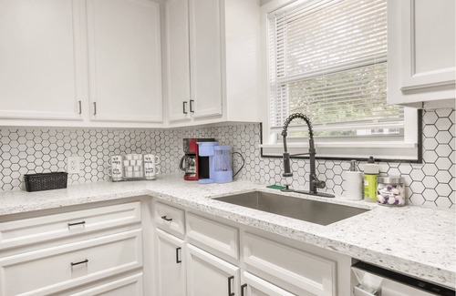 College Station House | Howdy: King Beds/2 Miles to Campus (4BR/2Ba)