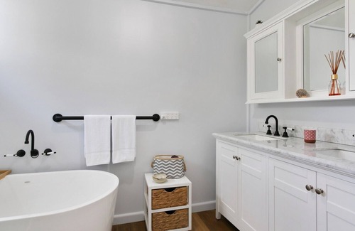 Metung Hotel | Howitt House in Metung