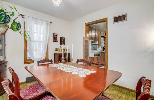 Independence House | Huge 1960s Style Family and Pet Friendly Home