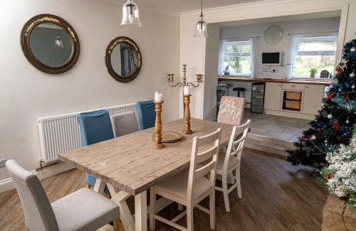 Bon-y-maen House | - Huge - 5-bedroom home & Private Gym by Tailored Accommodation