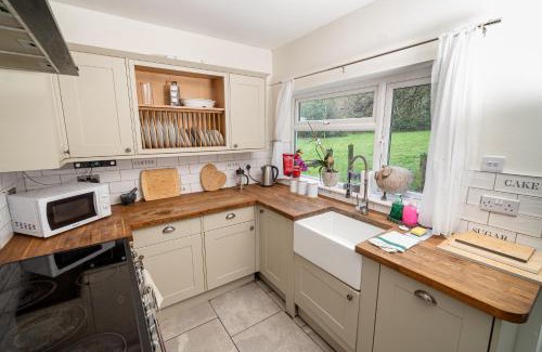 Bon-y-maen House | - Huge - 5-bedroom home & Private Gym by Tailored Accommodation