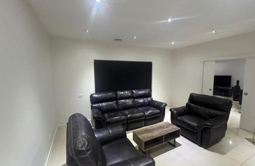 Franklin House | Huge 6 Bed House in Franklin ACT