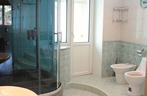 Almaty Apartment | HUGE 600 FT., 3 BEDROOM APARTMENT + transfer