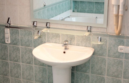 Almaty Apartment | HUGE 600 FT., 3 BEDROOM APARTMENT + transfer