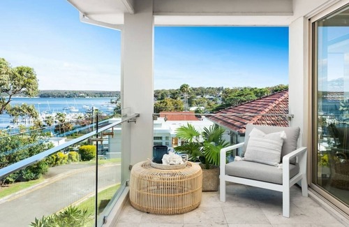Sydney House | Huge Bayside Luxury Resort-Style Home with Pool