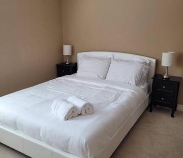 Highland West House | Huge Family home sleeps 10 with 3 parking spots