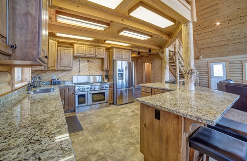 Sweetwater Cabin | Huge, Gorgeous Log Cabin, 100% remodeled, Right on Golf Course by Ideal Beach!