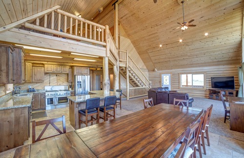 Sweetwater Cabin | Huge, Gorgeous Log Cabin, 100% remodeled, Right on Golf Course by Ideal Beach!