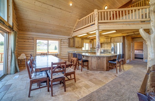 Sweetwater Cabin | Huge, Gorgeous Log Cabin, 100% remodeled, Right on Golf Course by Ideal Beach!