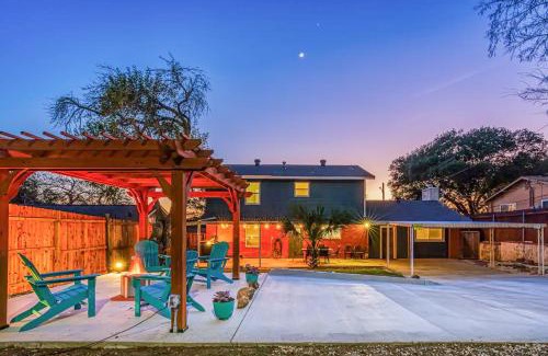 North San Antonio - SAT House | Huge House Fun Central 4BD 3BA with POOL