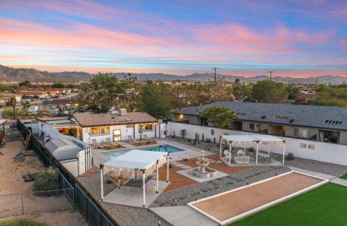 Yucca Valley House | HUGE House in Joshua Tree/Yucca Valley with Pool & Hot Tub