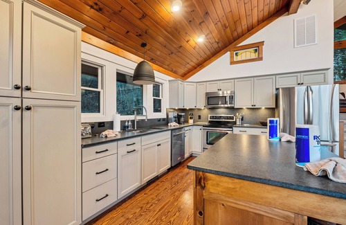 Townsend House | HUGE MTN VIEWS 4 BR/3Bath with Hot Tub, WiFi, Pool Access