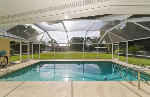 Laurel House | Huge Pool, Close to Beaches, Restaurants & Shops