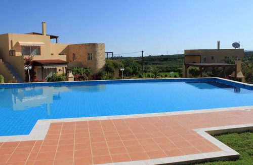 Houdetsi Apartment | HUGE POOL in LUXURIOUS residency